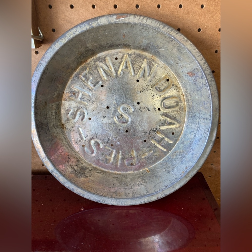 Vintage Metal Pie Pans. Set of 3.